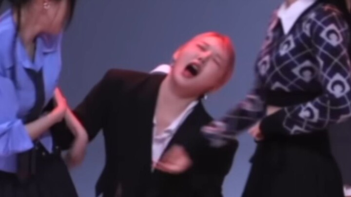 بطلة المدرسة الثانوية، تشنغ يي لين، ضربت أخيرًا جين شاو تشينغ، يا له من ضجيج فارغ