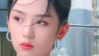 Hou Minghao: Istri saya memakai gaun putih, jadi saya harus mewarnai rambut saya menjadi putih. Ada 