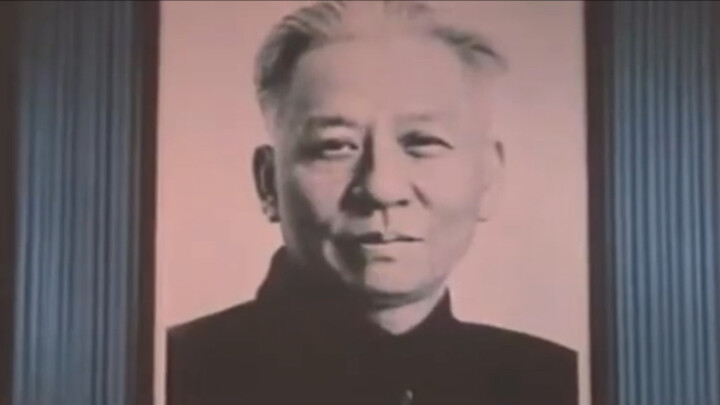 Hình ảnh chân thực tại lễ truy điệu Lưu Thiếu Kỳ năm 1980, Đặng Tiểu Bình trực tiếp đọc điếu văn.