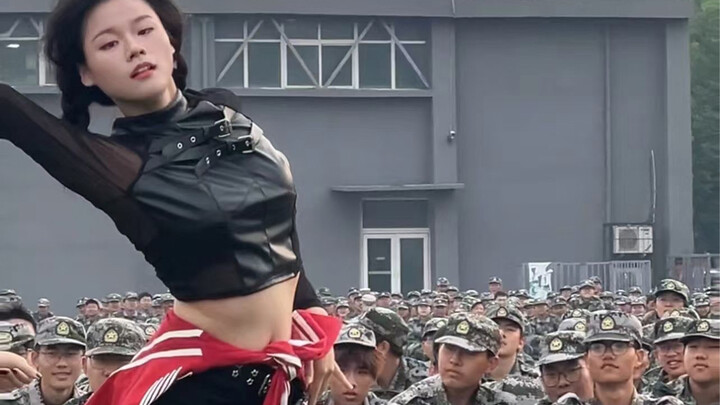 06 في السنة الثانية من التدريب العسكري، عادوا للرقص مجدداً! هذه المرة أداء أغنية Armageddon كأخت كبي