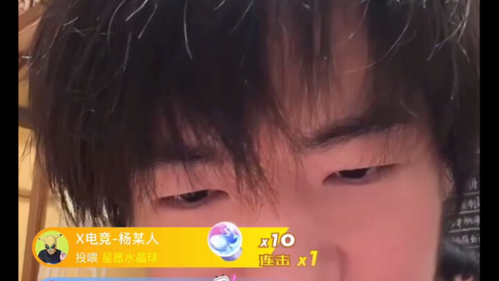 Anh Dương tặng thỏ giấy vàng rực rỡ