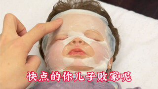 妈沫抱“孙子”咯！