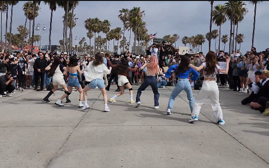 Is there really so many people up front? I’m an introvert who accidentally wandered in—feeling prett