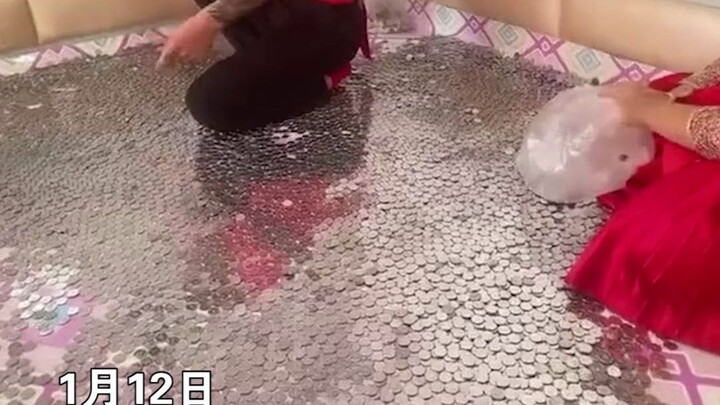 ชายคนหนึ่งแต่งงานกับเพื่อน 8 คน และแลกเปลี่ยนเหรียญ 3,000 หยวนเป็นของขวัญ ชาวเน็ตต่างพากันแสดงความคิ