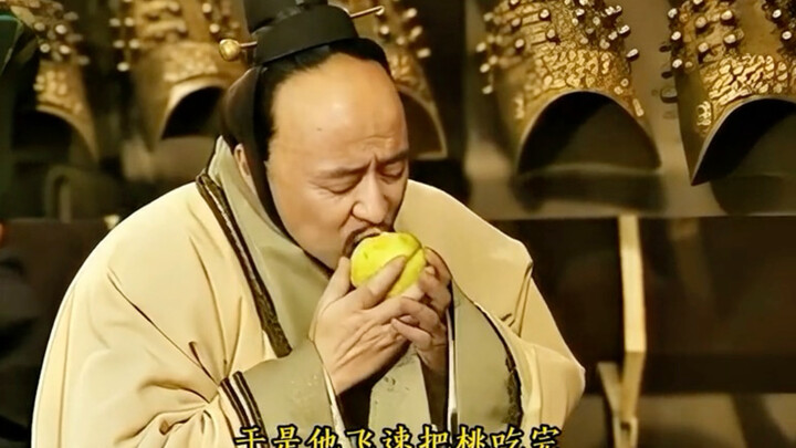 Khi đang ăn đào, anh ấy phát hiện ra rằng hai quả đào còn lại trên đĩa dường như có thể giải quyết đ