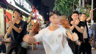 烧烤小哥哥扭的好