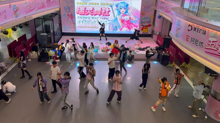 Cewek Melepas Tangan, Cowok Menari di Holiday Holiday—Raja Properti Ikut Bergoyang