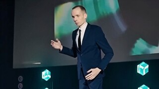 “谁把我新买的机器人放舞台上了”