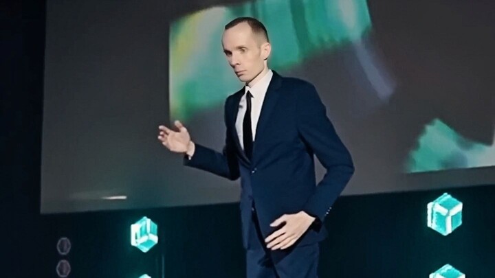 "Siapa yang menaruh robot baruku di panggung?"