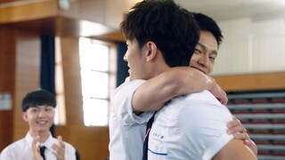 นี่เป็นครั้งแรกที่ฉันเห็นเจ้าหน้าที่ที่ตัดซีพีของตัวเอง จริงๆ แล้วนักแสดงนำชายคนที่สองคือนักแสดงชายค