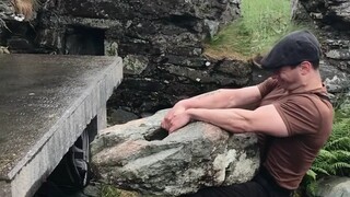 这个男人很突出，可以换搬起183公斤的石头，你们看他的腰间盘会不会也突出呢？