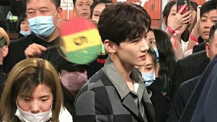 I really love Bai Jingting’s vibe in a crowd—there’s this aloof, cool aura that seems to exist apart