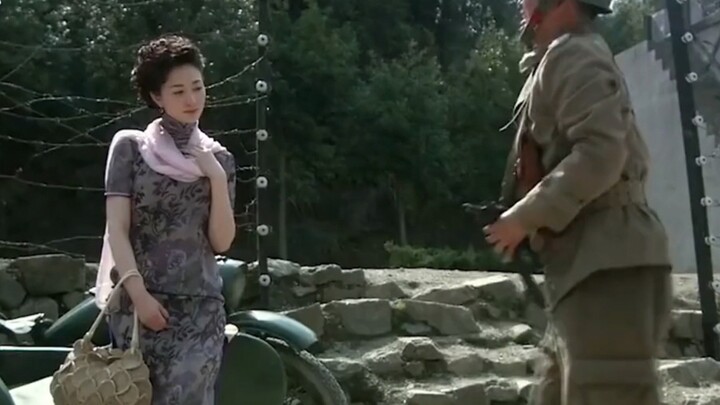 “Enam Kakak bisa menikahi menantu perempuan sebaik ini, semua berkat si penjaga pintu Xiao Bing yang