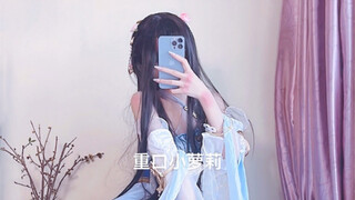 There are wind and flowers in spring and moon in autumn, which accompany each other year after year.