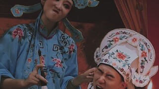 Ketika kecil, mencongkel dinding untuk mencuri cahaya dari rumah siapa