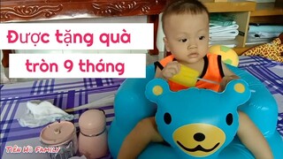 Em bé tròn 9 tháng tuổi được tặng quà siêu đã