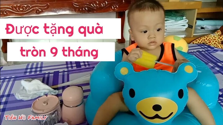 Em bé tròn 9 tháng tuổi được tặng quà siêu đã