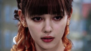 เธอไม่พูดอะไรแต่แสดงความกังวลอยู่บนใบหน้า