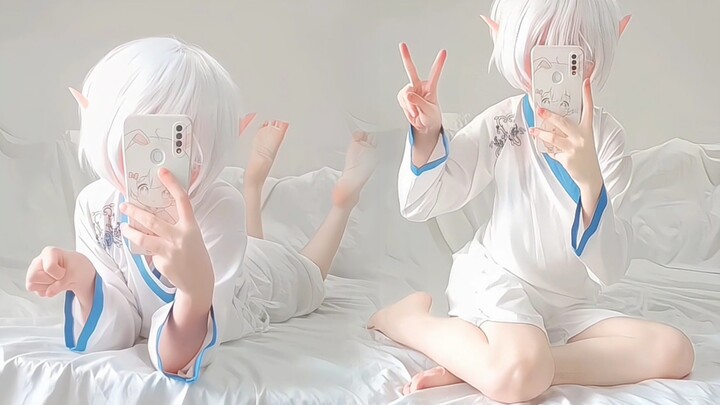 What a cute white-furred little brother! ๑´0`๑