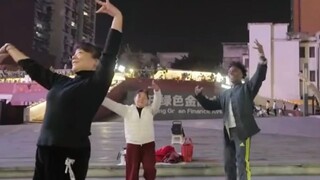Speed danced with the aunt in Chongqing and couldn't help but bark.
