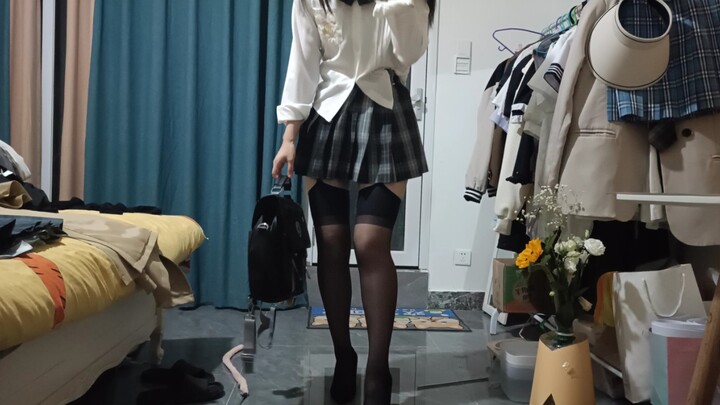 It’s time to choose between your autumn-style JK girlfriend: a mischievous upperclasswoman in suspen