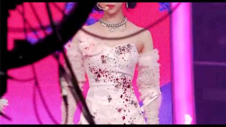 【كيم مين جونغ】مَن قال إننا الفريق الوحيد الذي لا يملك أي فتاة جميلة؟ لقطات مباشرة للصغيرة مين جونغ ت