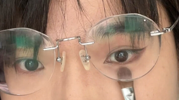 Myopic gals, let’s wear glasses together and do eyeglass makeup!