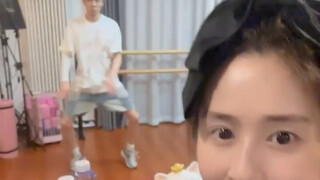 颖儿小月亮陪付辛博练舞，一家三口太幸福了吧！！