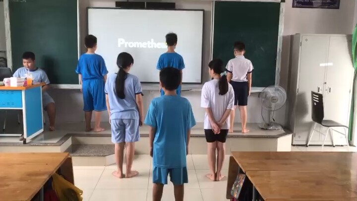 Thật dễ thương, cùng nhảy với nhau trong những ngày cuối cùng ở cấp 1