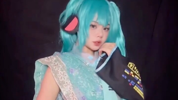 Dancing lagu dangdut India sambil cos miku