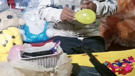 Cảnh báo độ “nóng” cao! Ông chủ gian hàng vỉa hè đắm chìm trong màn thổi bóng bay, làm việc theo dây