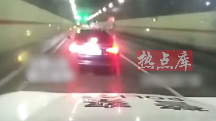 The traffic police honked their horn and shouted, "Who are you trying to harm?"