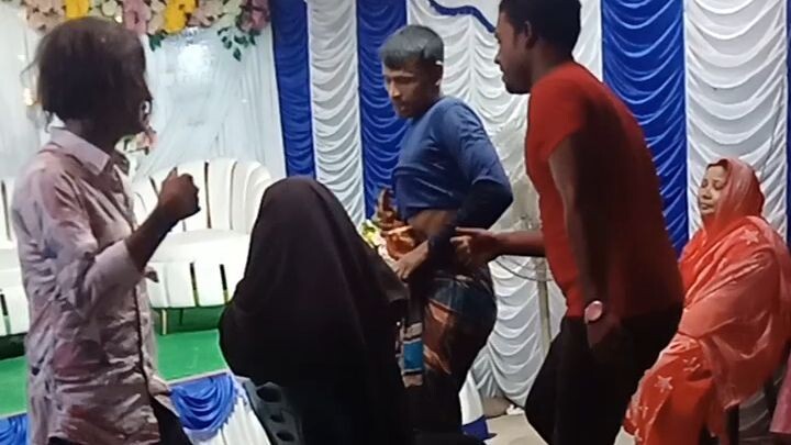 বিয়ের স্টেজে কনের বান্ধবীদের সেরা ডান্স! 💃2