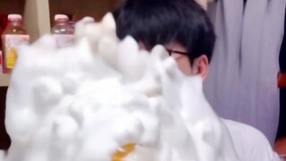 【ai】瓶子君在BW当众拿捏果粒橙，疑似漏多了