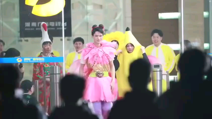 【Gong Jun】The kindergarten kids’ talent show is over—time to head home!