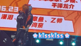 坏狗爬台被台下同人女起哄be like
