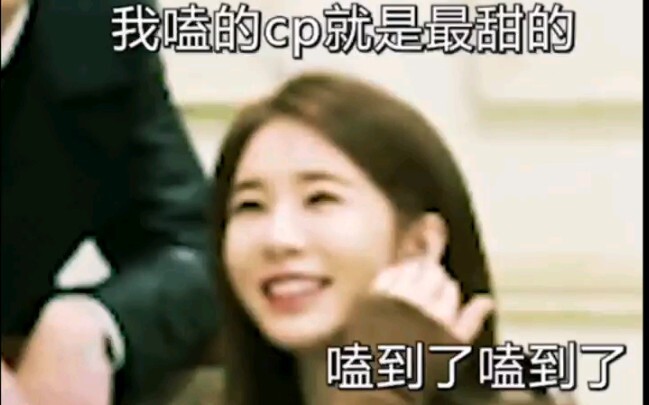 Gambar ini secara jelas menggambarkan perbedaan sikap pria dan wanita terhadap pasangan sesama pria