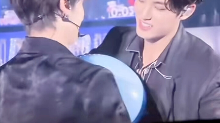 [Minhui] Let’s see the difference between Gua Hua hugging each other