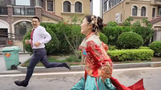 The bride from Penglai got out of the car and started running. Whoever gets home first will be the b