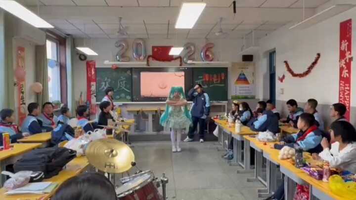 رقصتُ على أنغام "الانجراف مع التيار" في رأس السنة الجديدة! (لكن النسخة المحرجة)