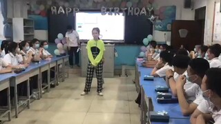 OMG! 2 junior high school students dancing in class