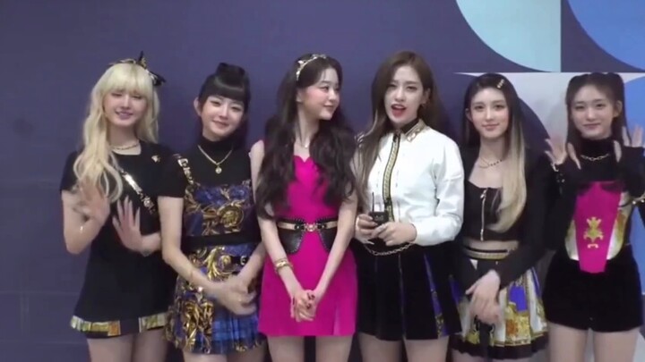 The other sisters dared not move, the twin towers of the starship had closed