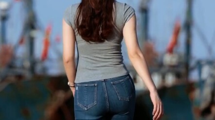 Chị gái xinh đẹp trong chiếc quần jeans bó