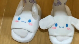 Cửu Mẫn, bạn gái lại bắt tôi đi ra ngoài mang đôi dép đáng yêu có tai nhỏ cử động được này…