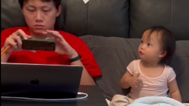 عندما يدمن طفل في الثانية من عمره على الآيباد