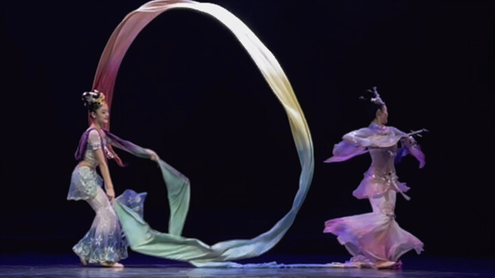 The original Dunhuang duet dance "Wonderful Sound" is shrouded in clouds and mist, with their clothe