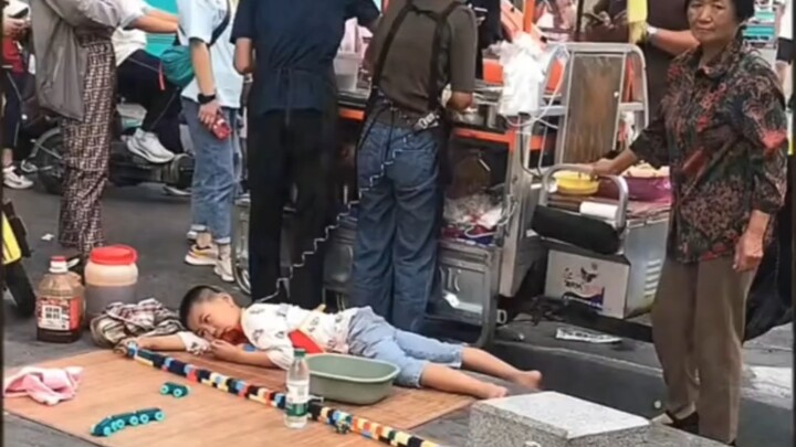 أدنى طبقات المجتمع تبذل كل ما في وسعها من أجل البقاء على قيد الحياة.