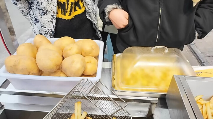 من منظور الشخص الأول: هؤلاء الشبان الذين يبيعون البطاطس المقلية في البسطة يحبون الفول السوداني كثيرً