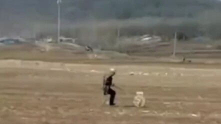 Seorang netizen merekam adegan mengharukan: seorang kakek berpenampilan menyedihkan dengan satu kaki