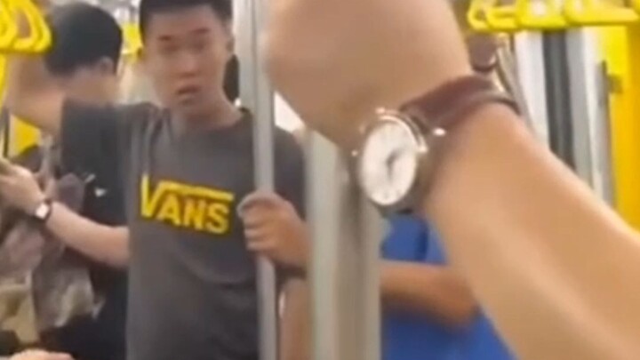 พี่ขี้: ทะเลาะกันในห้องน้ำ หาเรื่องถูกขี้ใส่เหรอเนี่ย!